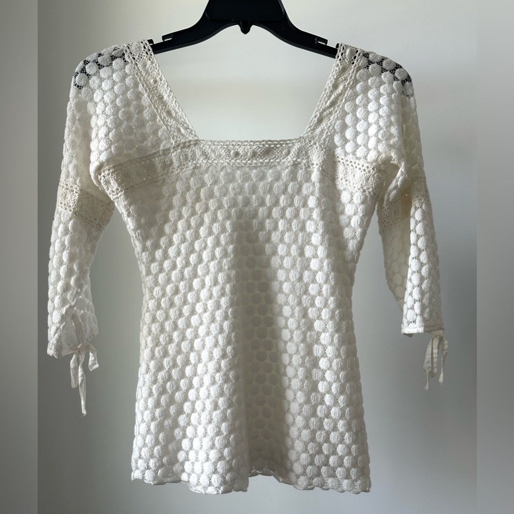 Solitaire crochet lace 3/4 sleeve blouse top. White Off white Size S